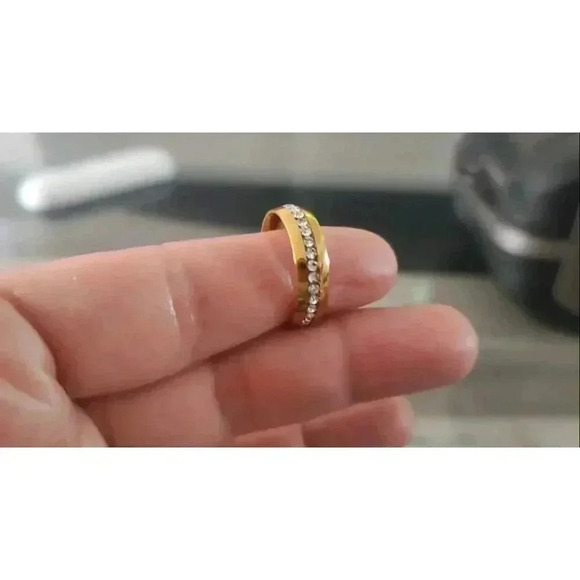 Sparkling Gold Tone Ring Size 7 - Picture 1 of 3